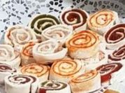 Una foto de aperitivos con membrillo
