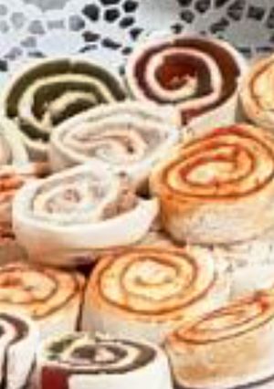 Una foto de Rollito de canapé de pan de molde de Philadelphia y membrillo