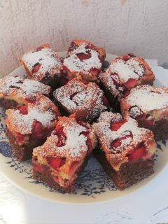 Kakaós epres kevert sütemény 🍓 recept fotója