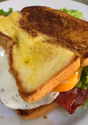 Foto resep Cheese smoke beef onion egg sandwich 🥪
