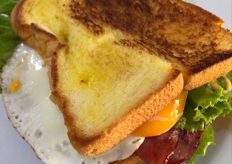 Cheese smoke beef onion egg sandwich 🥪