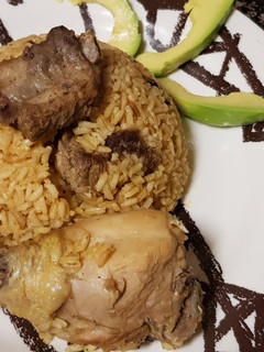 Una foto de Arroz de costillas y jamoncitos de pollo