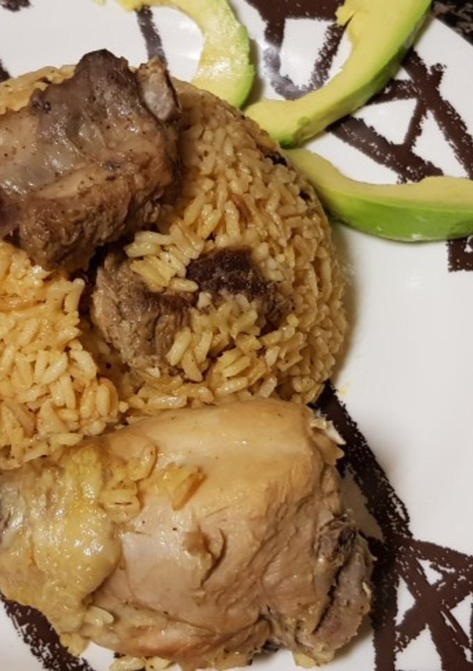 Una foto de Arroz de costillas y jamoncitos de pollo