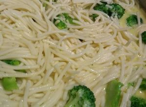 Una foto de Spaghetti a la mantequilla con brócoli