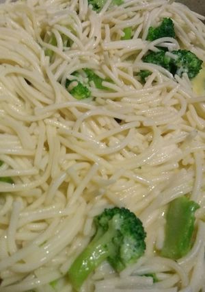 Una foto de Spaghetti a la mantequilla con brócoli