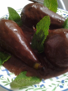 Una foto de Peras en almíbar con chocolate y menta
