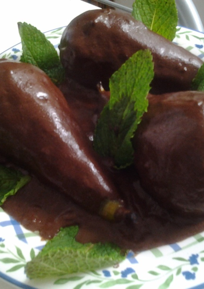Una foto de Peras en almíbar con chocolate y menta