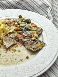 Фото Белая рыба с овощами и сливками в духовке.
