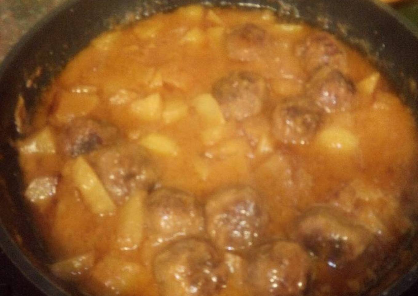 Albóndigas en salsa con verduritas y patatas