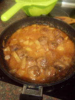 Una foto de Albóndigas en salsa con verduritas y patatas