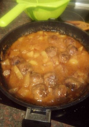 Una foto de Albóndigas en salsa con verduritas y patatas