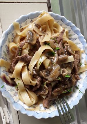 A picture of Beef stroganoff.