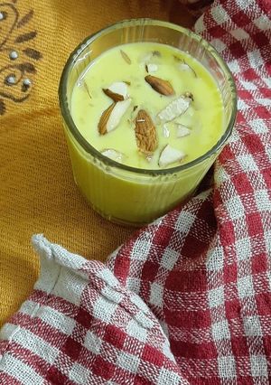 બદામ શેક (Badam Shake Recipe In Gujarati) રેસીપી મુખ્ય ફોટો