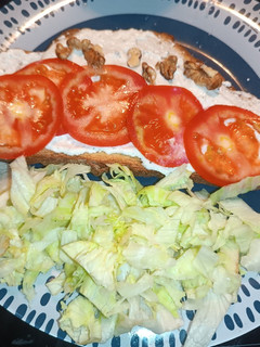 Una foto de Tostada de queso cottage, plátano y nueces