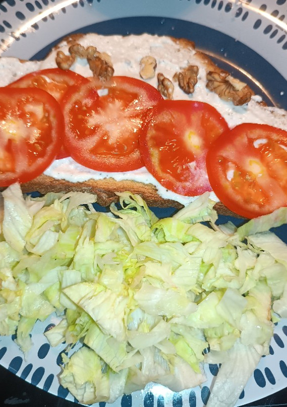 Una foto de Tostada de queso cottage, plátano y nueces