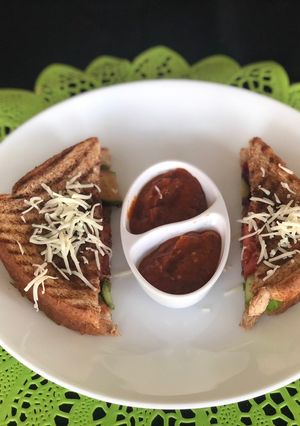ગ્રીલ્ડ સેન્ડવીચ (Grilled Sandwich Recipe In Gujarati) રેસીપી મુખ્ય ફોટો