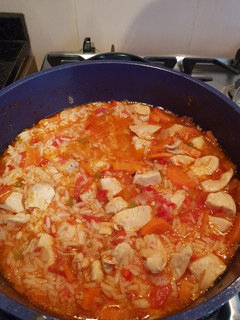 Una foto de Arroz con pollo y verduras fácil y sabroso