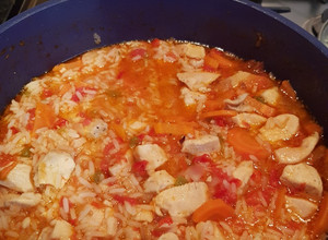 Una foto de Arroz con pollo y verduras fácil y sabroso