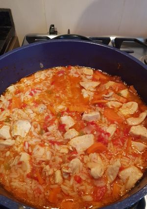 Una foto de Arroz con pollo y verduras fácil y sabroso