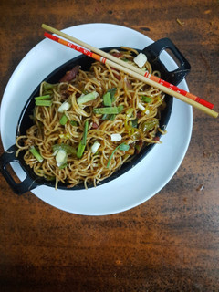 હક્કા નુડલ્સ (Hakka Noodles Recipe In Gujarati) રેસીપી મુખ્ય ફોટો
