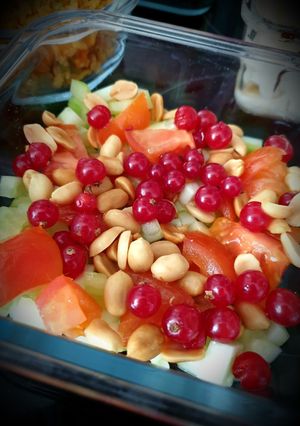 Une photo de Salade crudités, groseilles & cacahuètes