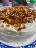 Torta con base de coco, bizcochuelos y praliné de nueces