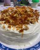 Torta con base de coco, bizcochuelos y praliné de nueces