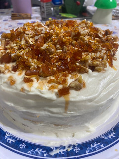 Una foto de Torta con base de coco, bizcochuelos y praliné de nueces