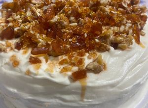 Una foto de Torta con base de coco, bizcochuelos y praliné de nueces