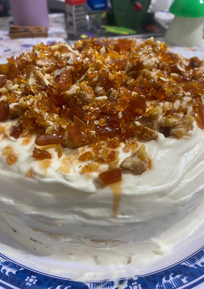 Una foto de Torta con base de coco, bizcochuelos y praliné de nueces