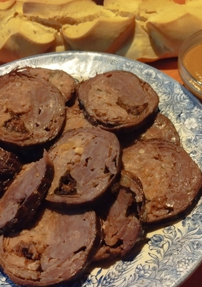 Una foto de Redondo de ternera relleno de champiñones, ciruelas, pasas y orejones