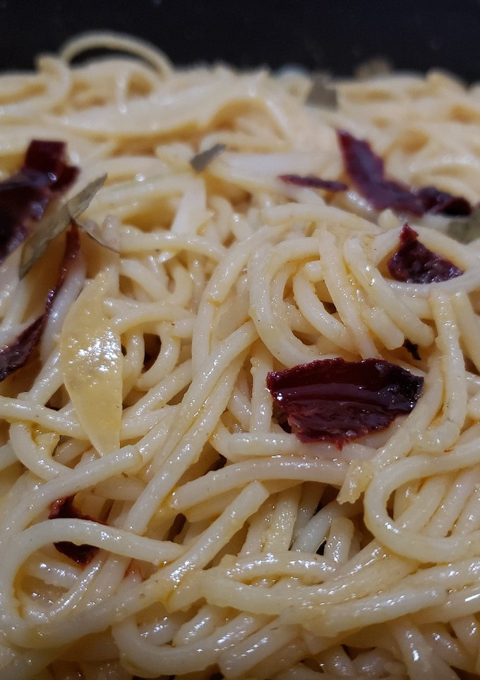 Una foto de Pasta con mantequilla y chile guajillo