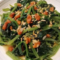 A picture of Spinach in Goji Berries.