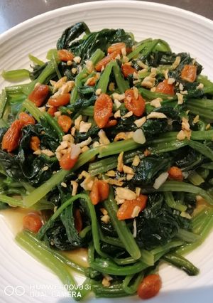 A picture of Spinach in Goji Berries.