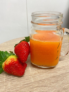 Una foto de Licuado de naranja y fresas