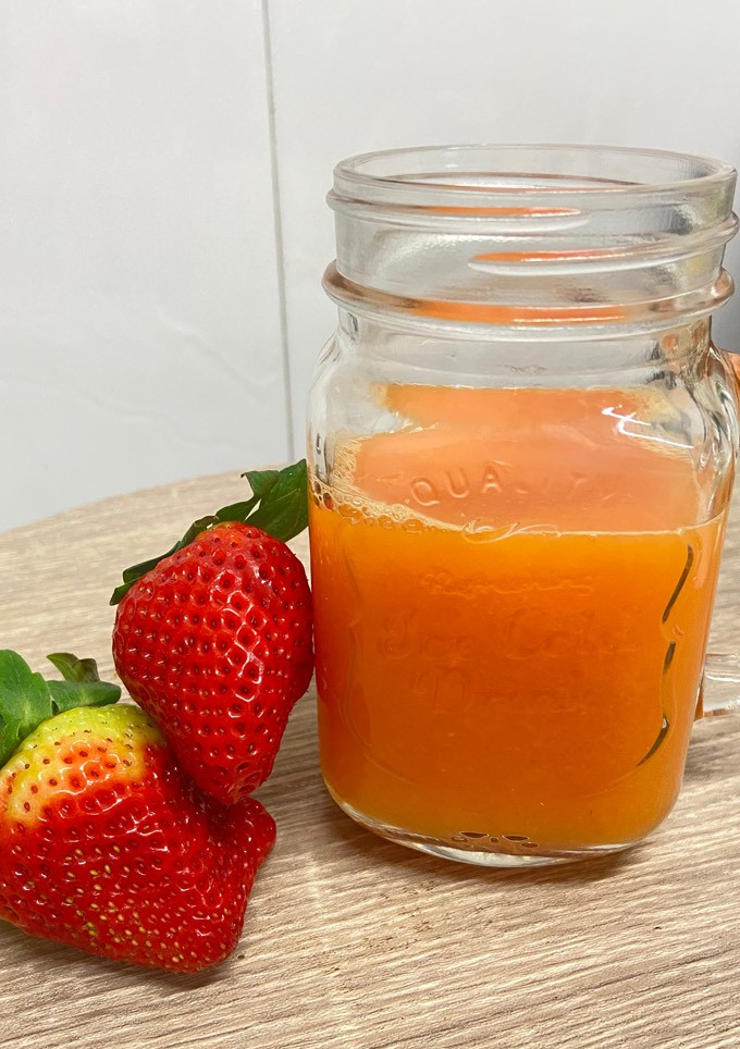 Una foto de Licuado de naranja y fresas