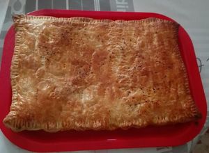 Foto principal de Empanada de hojaldre rellena de atún y tomate