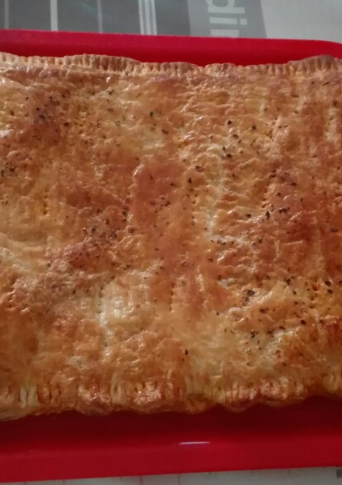 Una foto de Empanada de hojaldre rellena de atún y tomate
