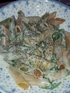 Una foto de Crema de rúcula con pasta #almuerzo rápido y fácil
