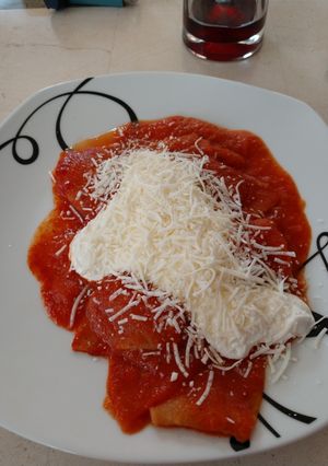 Una foto de Chilaquiles rojos