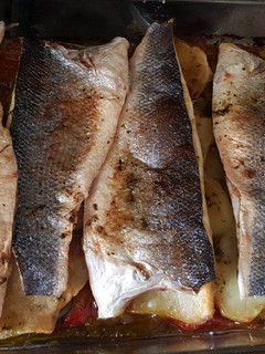 Una foto de Lubina al horno con verduras y patatas.🐟🐟