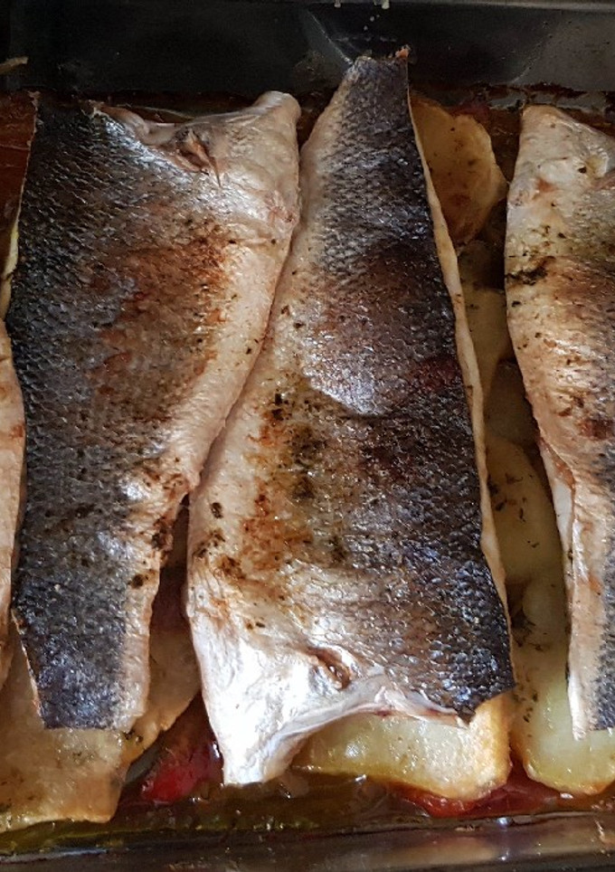 Una foto de Lubina al horno con verduras y patatas.🐟🐟