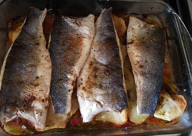 Lubina al horno con verduras y patatas.🐟🐟