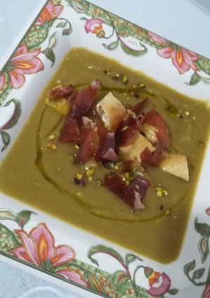 Foto di Crema di asparagi, patate e carote.. Con speck e pane croccante