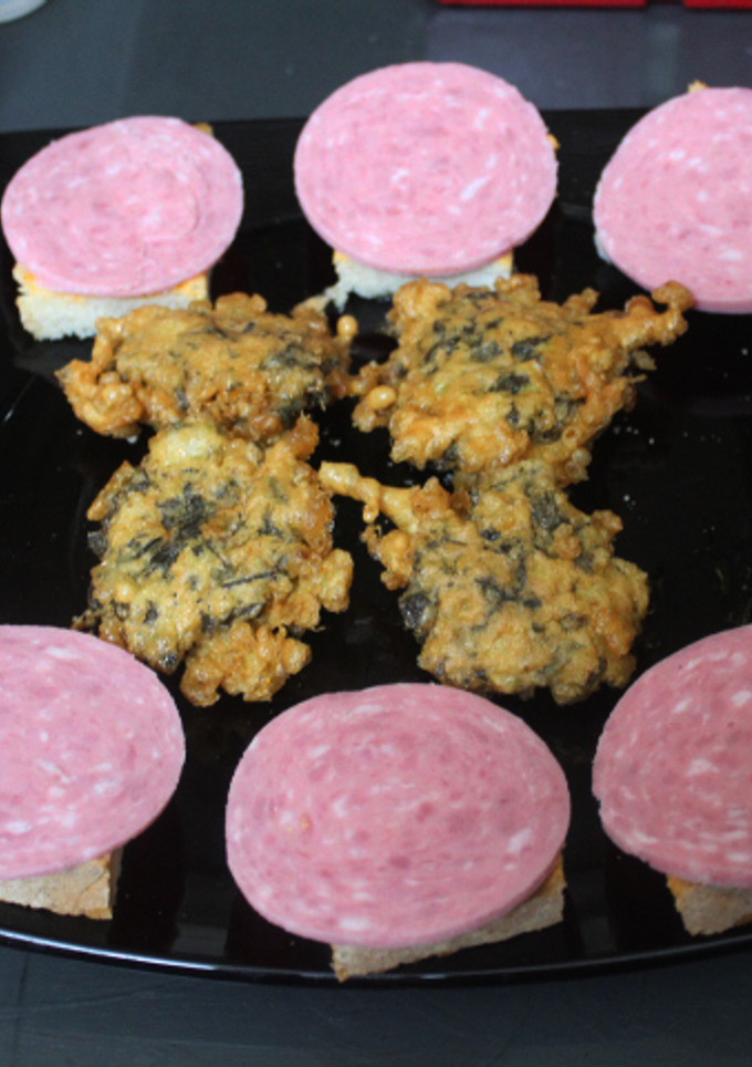 Una foto de Tortitas de acelga y mortadela