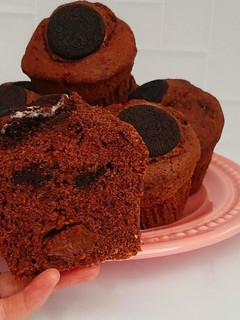 Una foto de Muffins de chocolate con dulce de leche y oreo!!