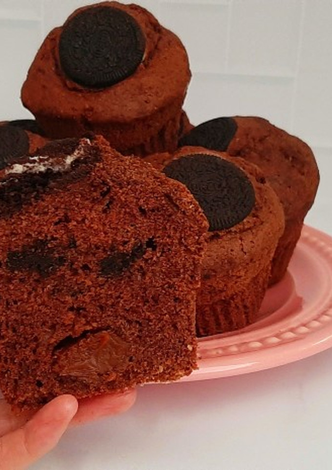 Una foto de Muffins de chocolate con dulce de leche y oreo!!