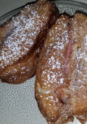 A picture of Monte cristo sandwich.