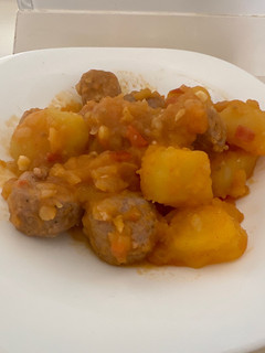 Una foto de Guisado albóndigas con patatas