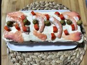 Una foto de pastel de marisco con pan de molde